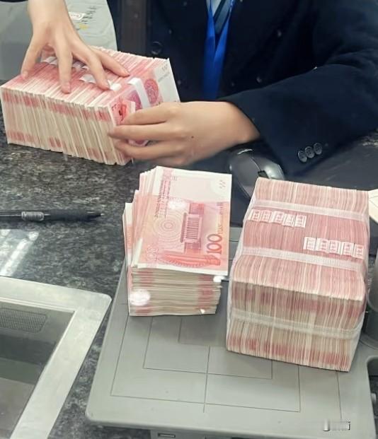 看到银行那个大额存单没了的消息，我脑子一热，直接去柜台把存的50万全取出来了！