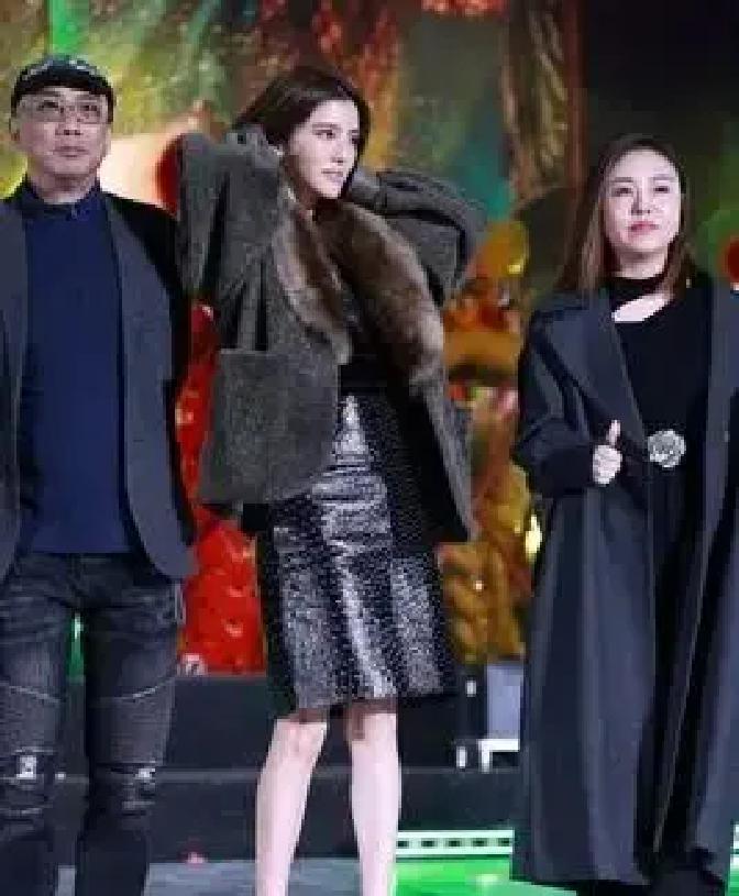 路演穿皮草被骂炫富？你根本没看懂吴千语这身有多狠。那不是乱穿衣，是教科书级