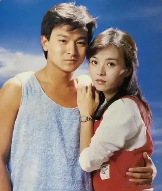 1984年，一位神秘女星与刘德华同台，他们的合影至今仍让人难忘！这位女神当时已经