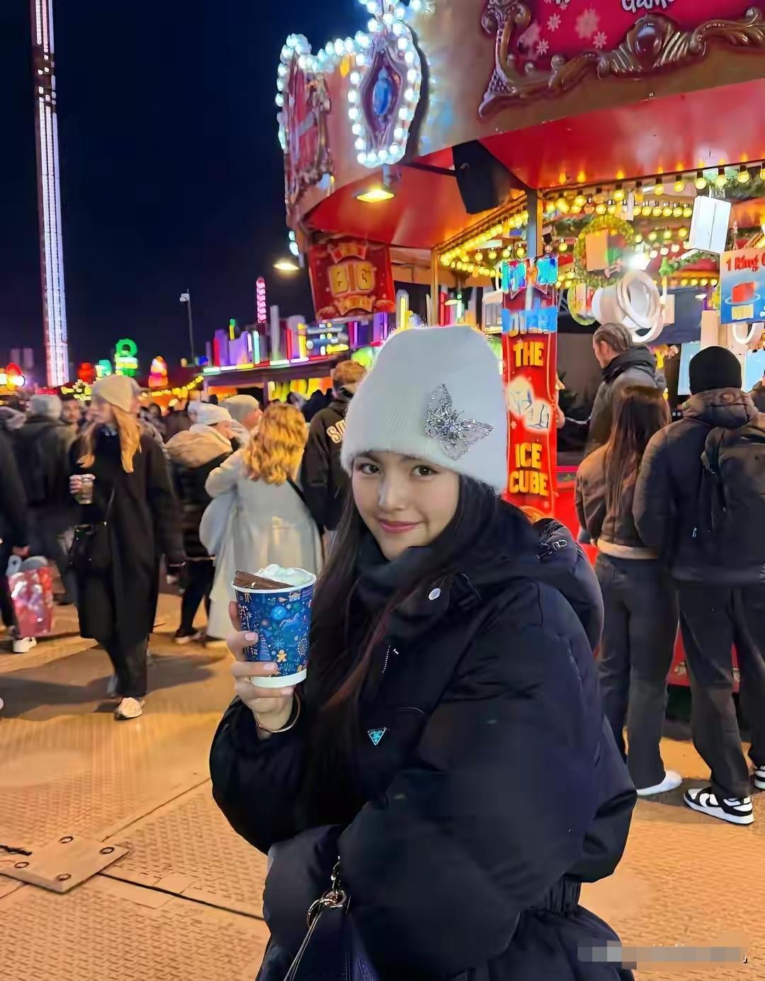 这样的王诗龄才是她该有的样子。这样的打扮一眼就是十六岁的少女，粉粉嫩嫩...