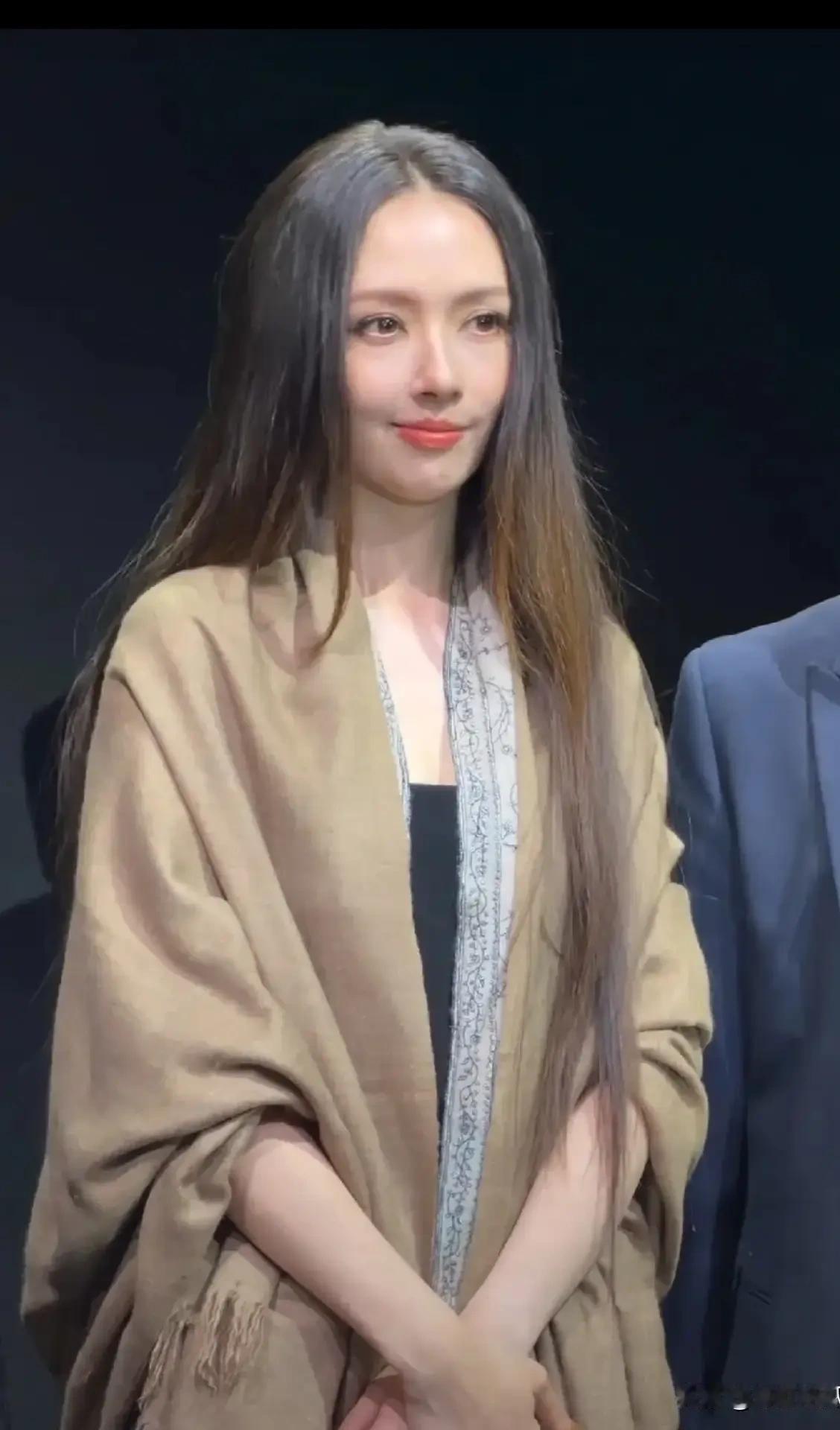 郭碧婷看起有点憔悴呢。头顶是白发还是光线没打好哦，看起来花白花白的。