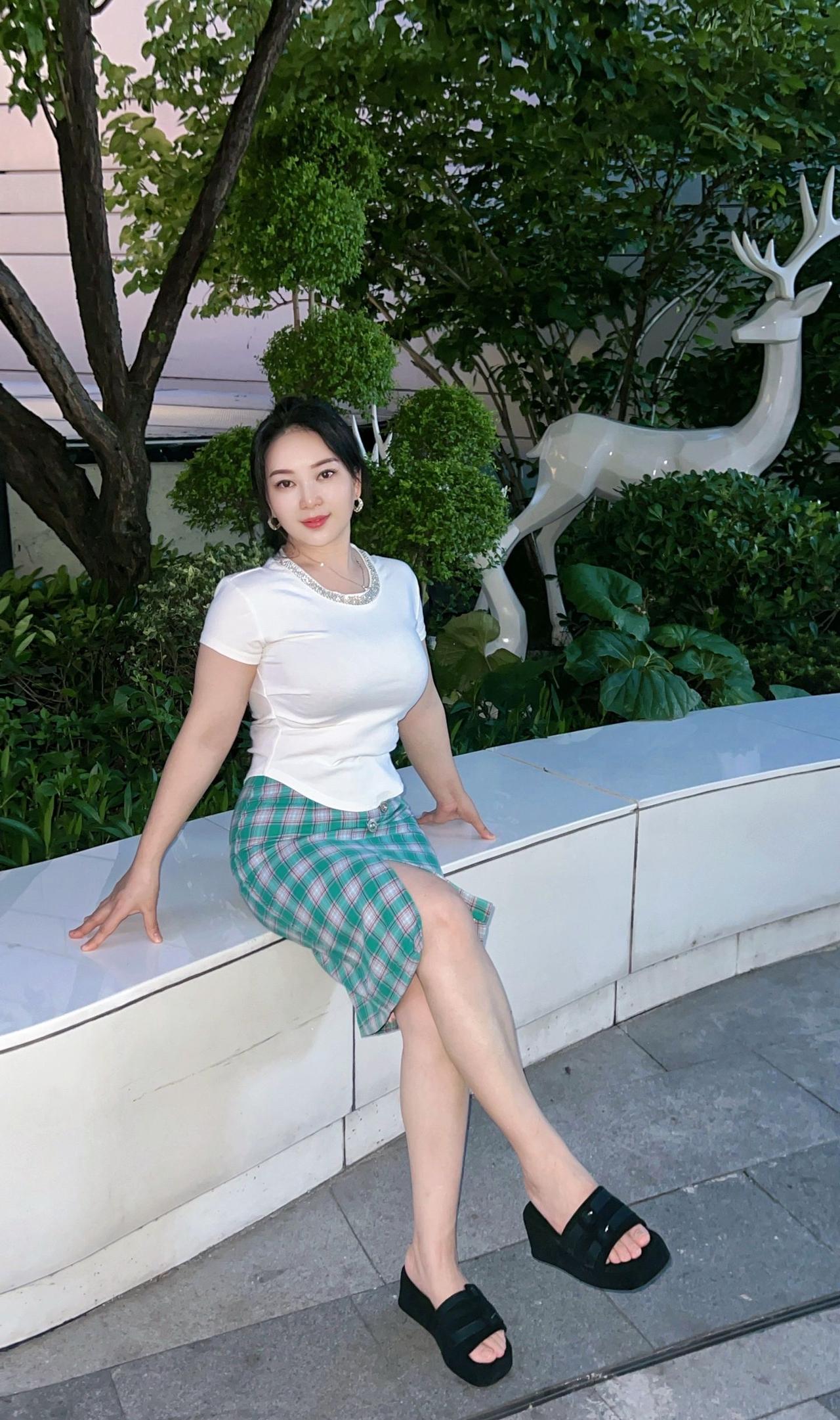 复古风穿搭指南：白T恤+格子裙，轻松出街！