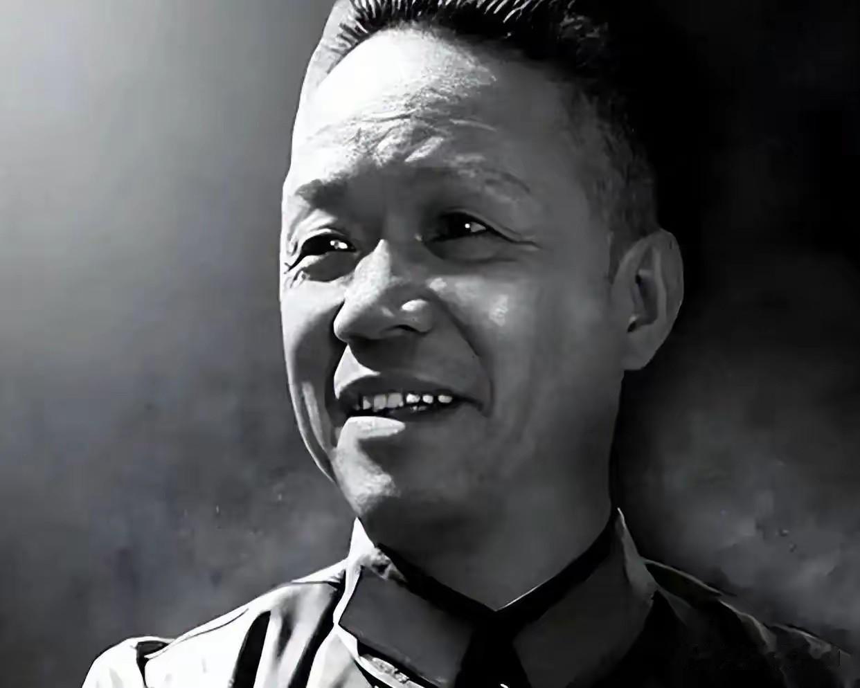 1950年春，雷州半岛海岸，40军军长韩先楚将渡海第一梯队重任交给苟在松，出发前