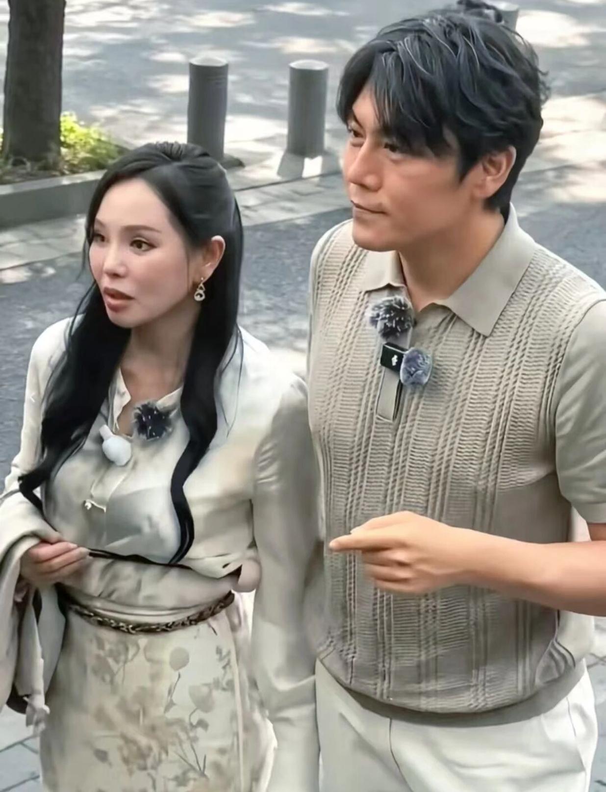 伊能静这张脸，医美的痕迹格外显眼，体态看着也有些走样，再配上这刻意显嫩的发型，整