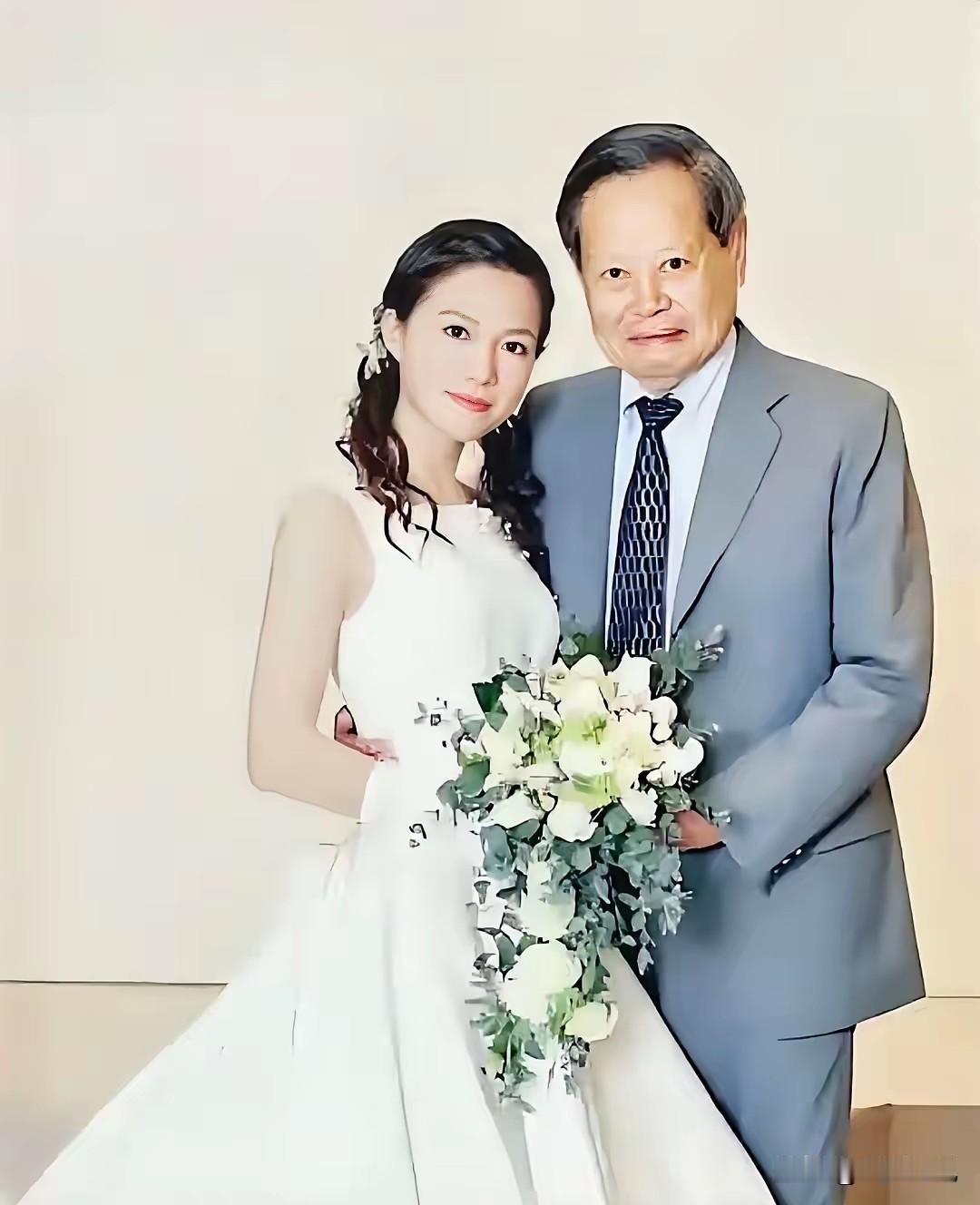 100岁的杨振宁躺在床上，轻轻喊了一声翁帆，翁帆赶紧走过来问：“怎么了？哪里不舒
