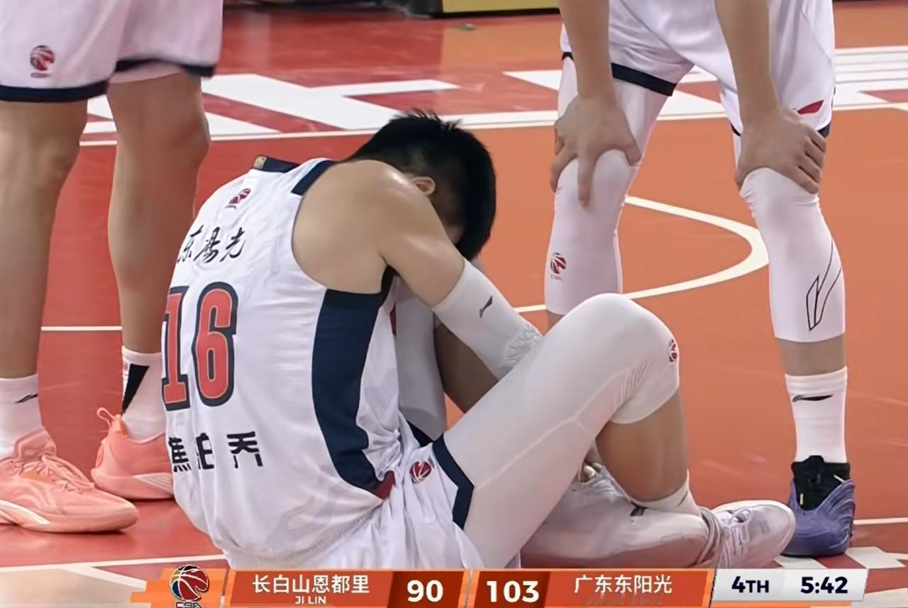 广东队赢吉林21分！杜锋却开心不起来，2米11内线悍将意外受伤，令人担忧CBA
