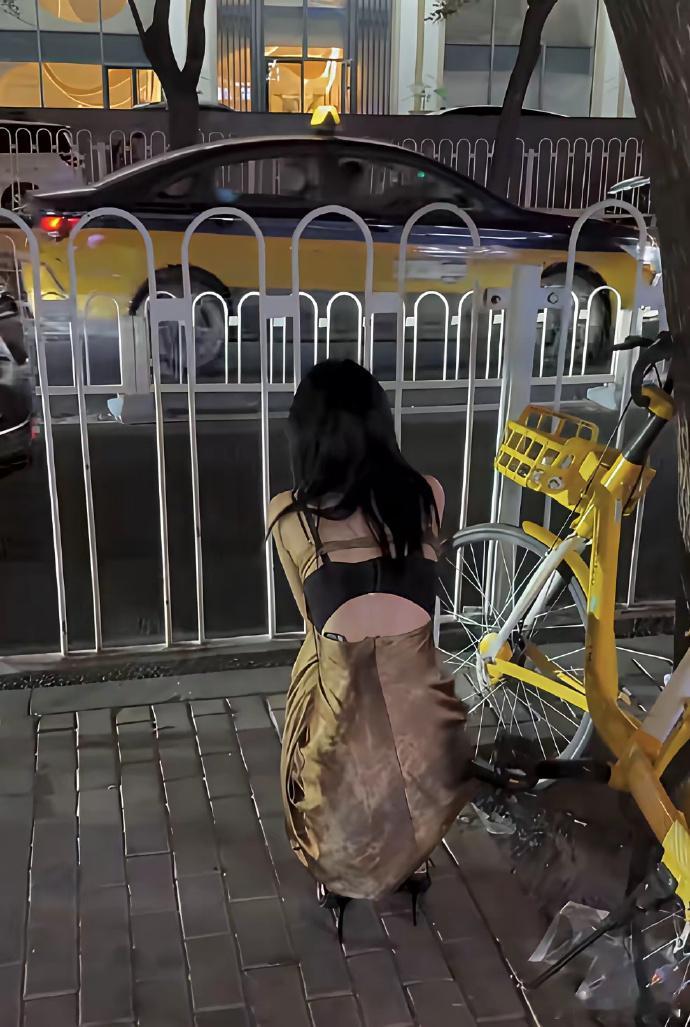 这么高的跟还蹲地上，多累呀！​​​