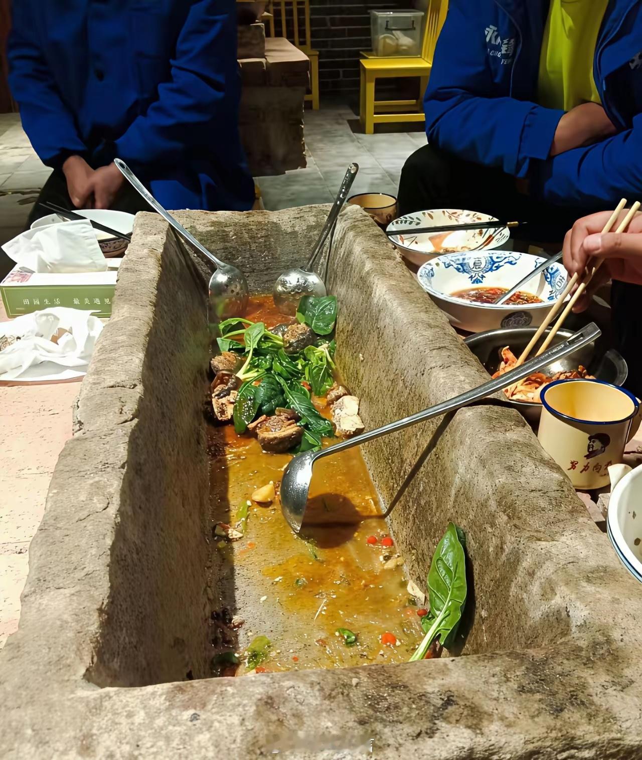 居然用这个吃饭，我记得小时候喂猪也是用的这种。