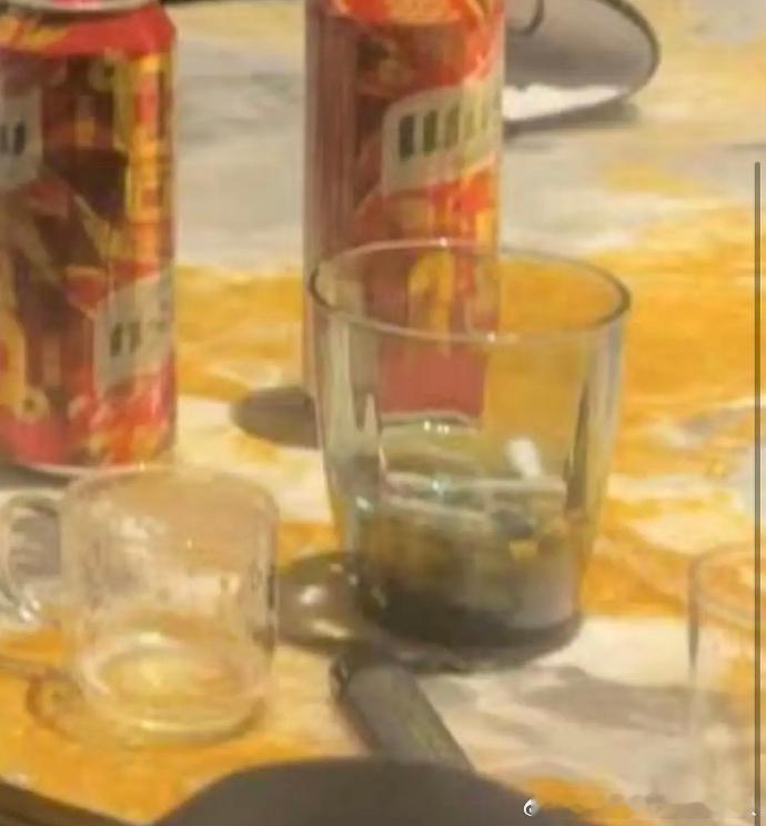许凯拿酒店水杯当烟灰缸许凯这波操作太败好感，酒店水杯当烟灰缸引不满。许凯赵晴