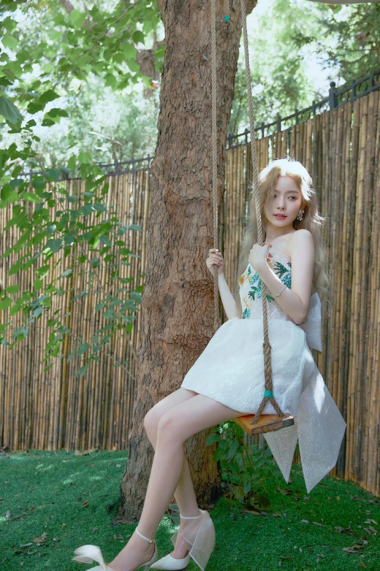 夏日仙境，梦幻白裙，摇曳在绿意盎然的庭院中。陈卓璇！！！