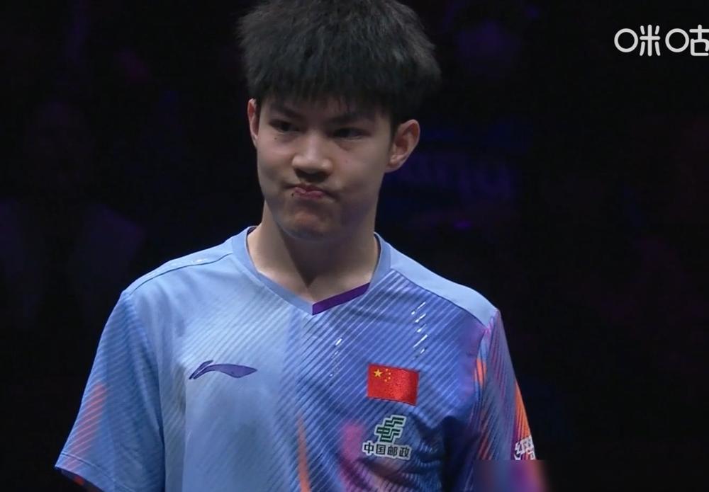 别看了，导播都掐了。黄友政把球拍砸向球台那一下，不是失误，是彻底崩盘。这已经