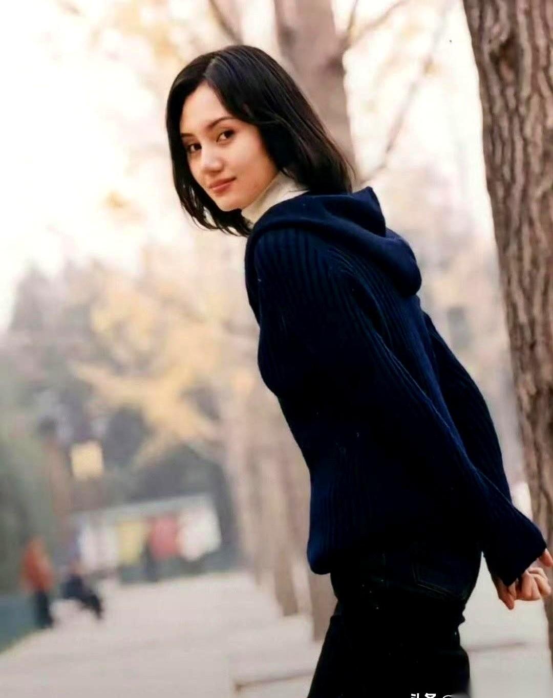 我好像突然明白，为啥现在没有“大美女”了。就刚刚，刷到几张袁泉年轻时候的照片。