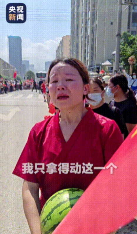 “火到央视了！”贵州，女子为了送别子弟兵，一口气买了10个大西瓜，结果因为太沉拿