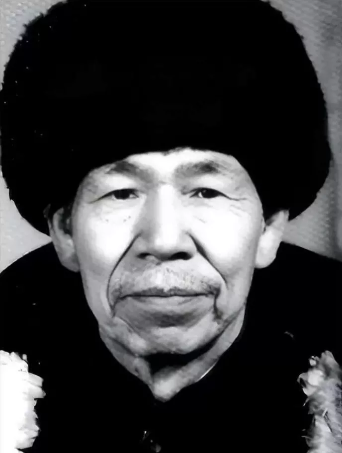 1938年，肖万世带队押送12名日军战俘。途中，他突然肚子疼，下令让队伍休息，自