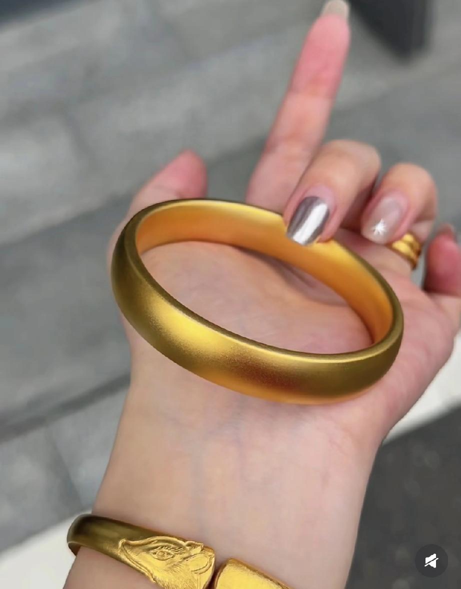 看了今晚的金价，我感觉自己血压都飙升了，7月17日，金价从880一克跌到了8