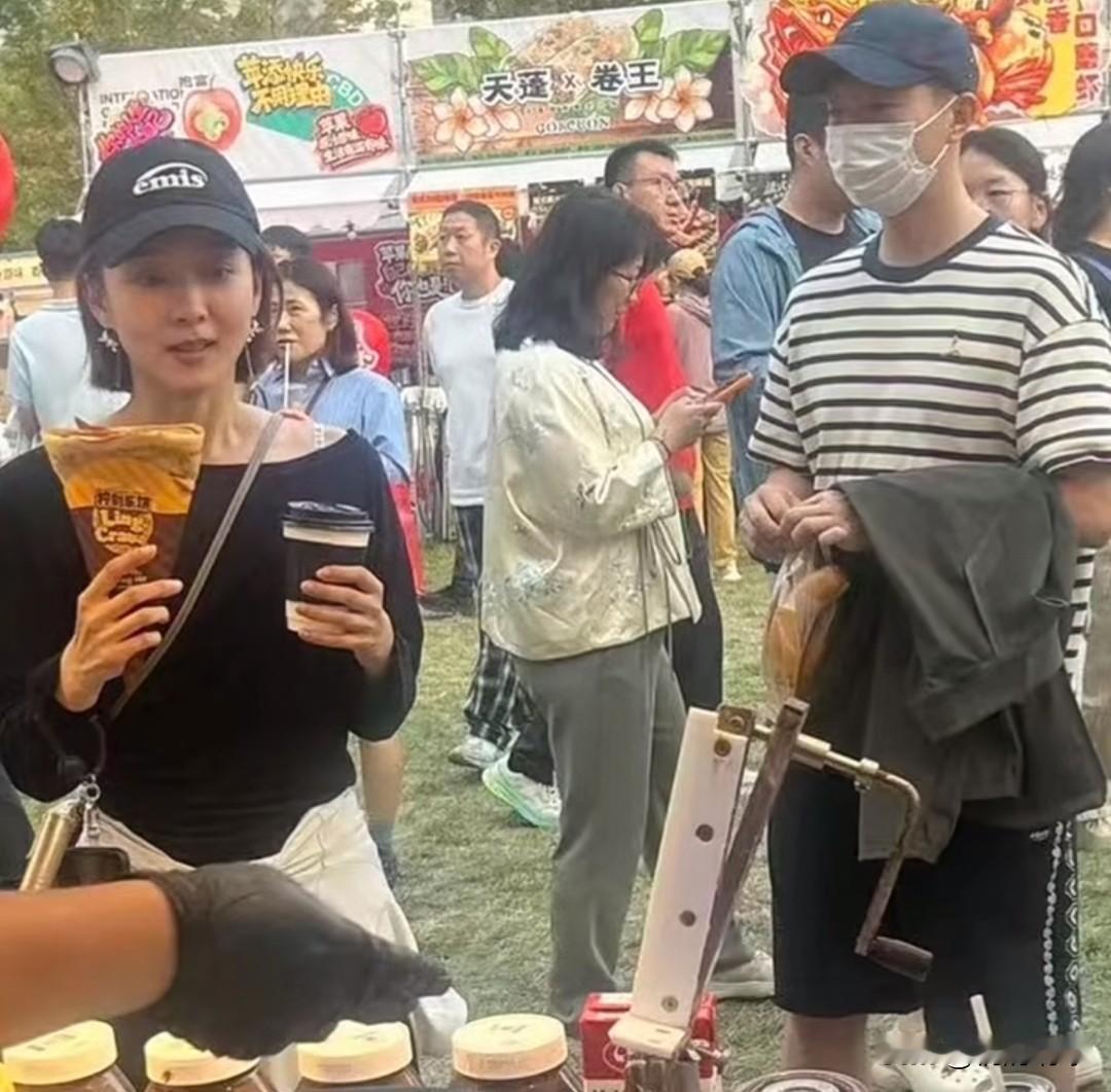 简单的幸福最打动人！有网友偶遇马龙夫妇逛小吃街，夏露在前面认真的挑选美食，戴着口罩的马龙，站在旁边安