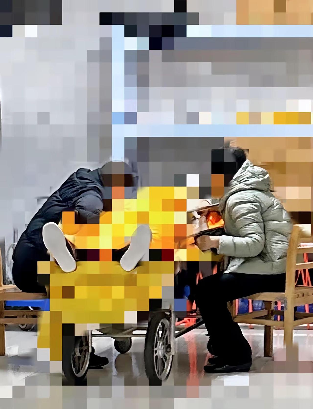 下午，那位在虹桥机场结束自己生命的27岁年轻男子的妈妈从北京赶来了，跟家属进一步