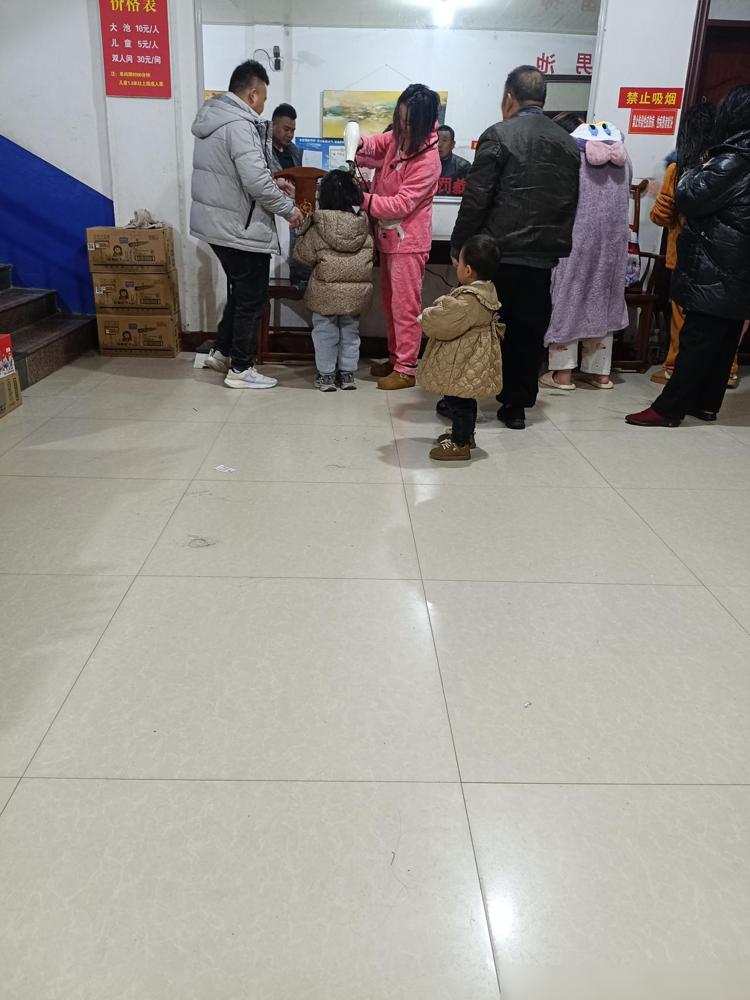 昨天晚上我和老公花了30块钱包了一个单间，去泡了一个热水澡，别提多舒服了，我们洗