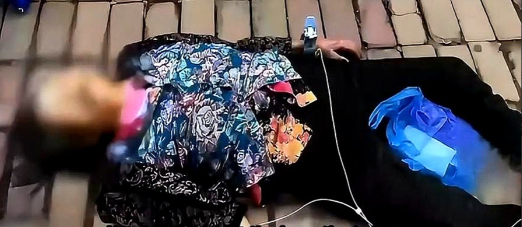 女儿将86岁老人独自安置在一辆越野车前晒太阳，谁知越野车车主突然启动车辆，将老人