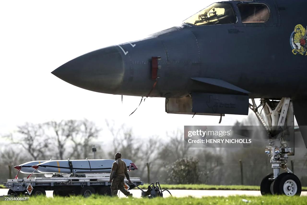美国空军B-1B战略轰炸机在轰炸伊朗之飞回英国费尔福德空军基地，军械员迅速卸载没