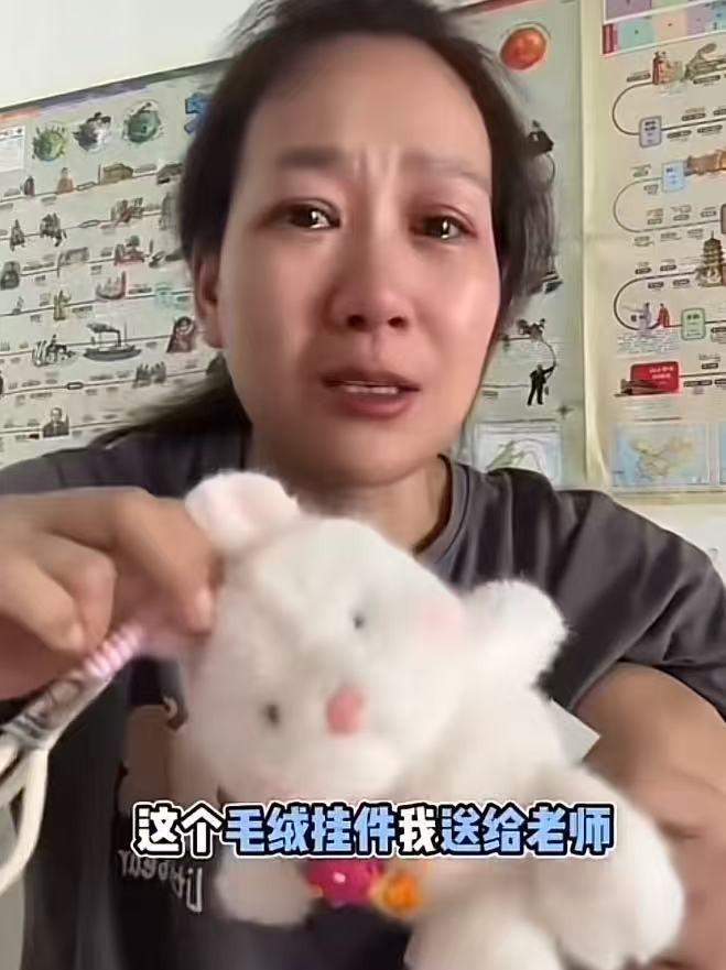 家长哭诉，教师节为孩子准备了小礼物，结果被老师退回！家长：“一个小礼物，不值钱，