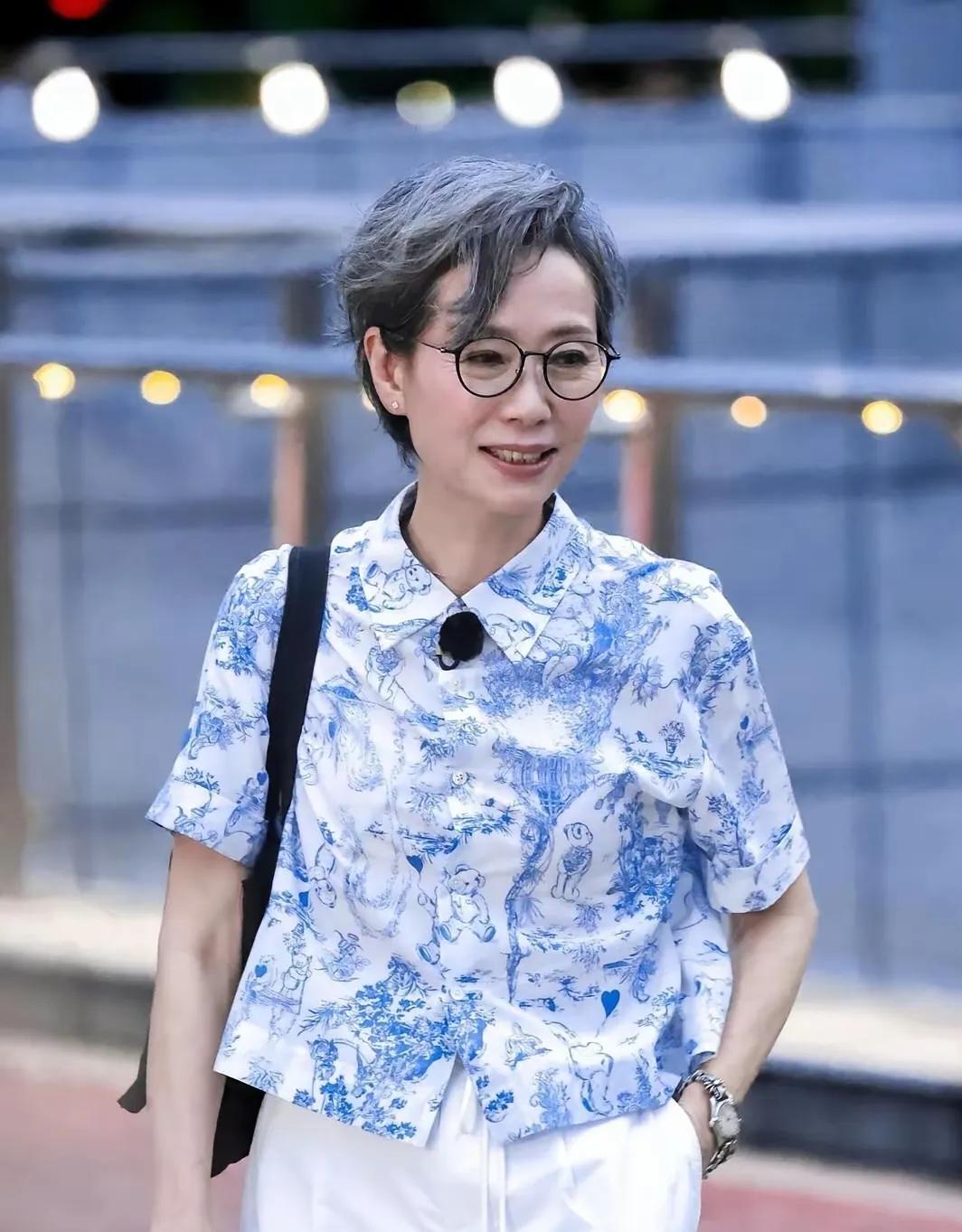 谁懂啊！叶童这状态直接美上热搜💙利落银发配黑框眼镜，书卷气拉满，蓝花衬衫清爽