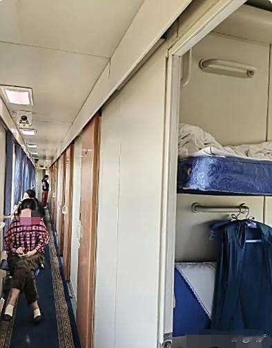 成都软卧车厢惊现不雅一幕，女子和老公出行遇光膀子男。对方叉腿坐着露三点，私密空间