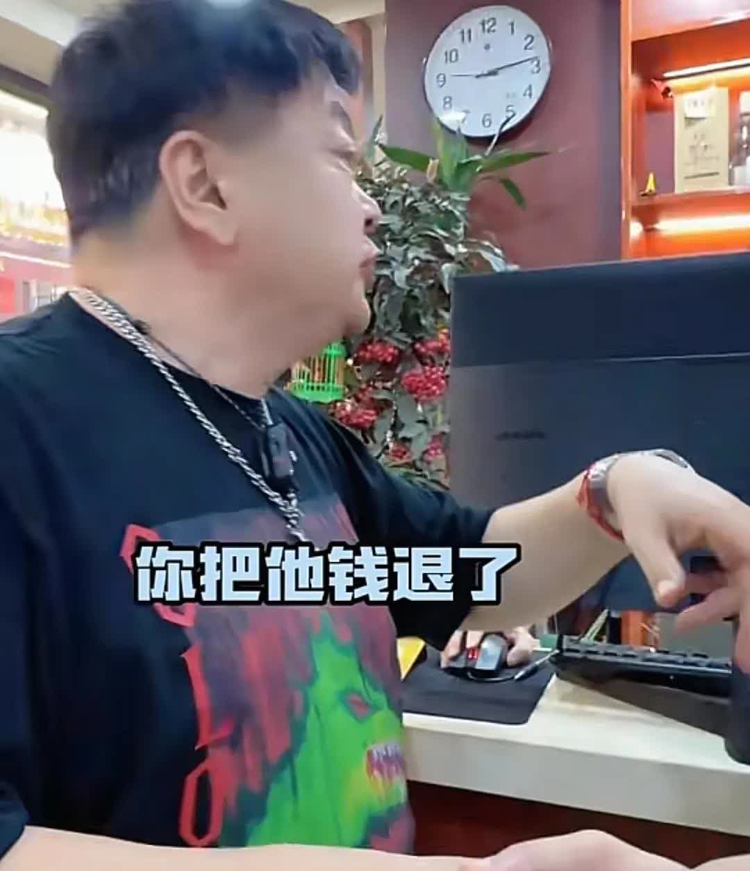 演员洪剑涛太有面子了。在青岛吃一顿海鲜大排档，两伙人抢着替他买单。最后服