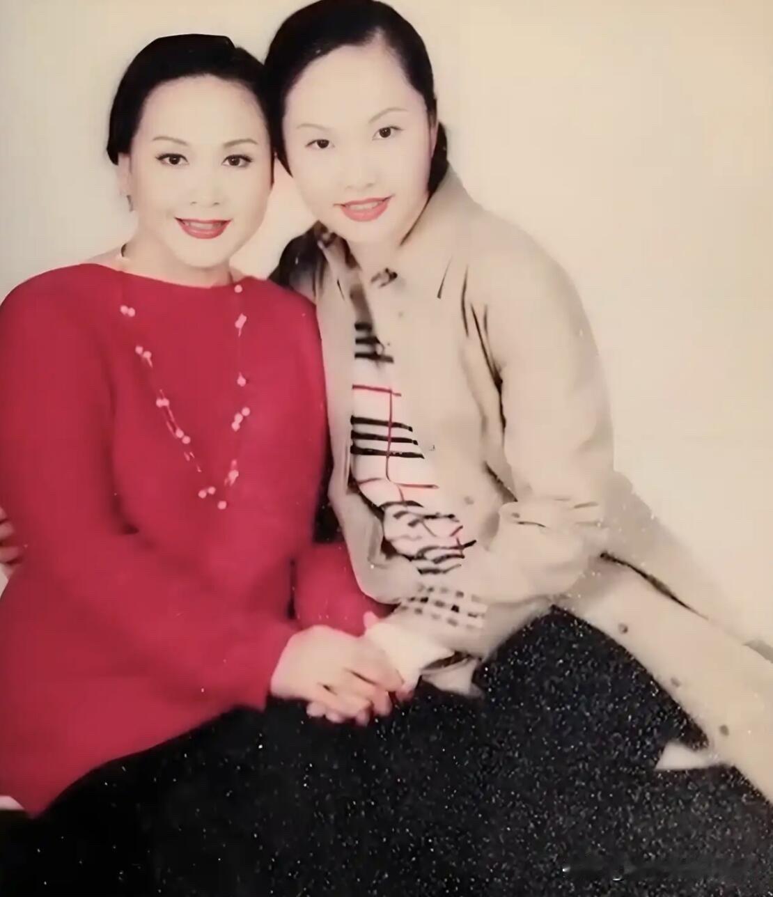 李谷一早年和女儿的合影，女儿没有妈妈长得漂亮，李谷一是大气端庄的国泰民安脸，这气