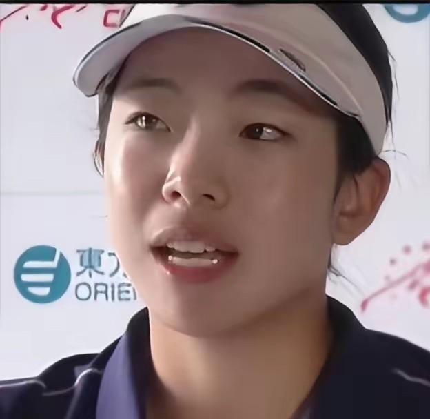 刘国梁辞去乒协主席后，出现在女儿的高尔夫赛场边。不是当教练，是当观众。他连个测
