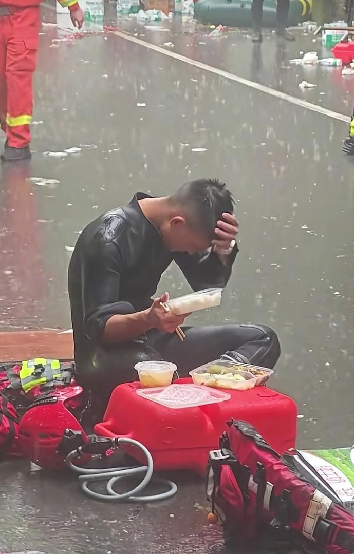 全网刷屏的“泡饭哥”找到了！近日一段消防员冒雨蹲在户外快速吃饭的短视频刷遍全网，