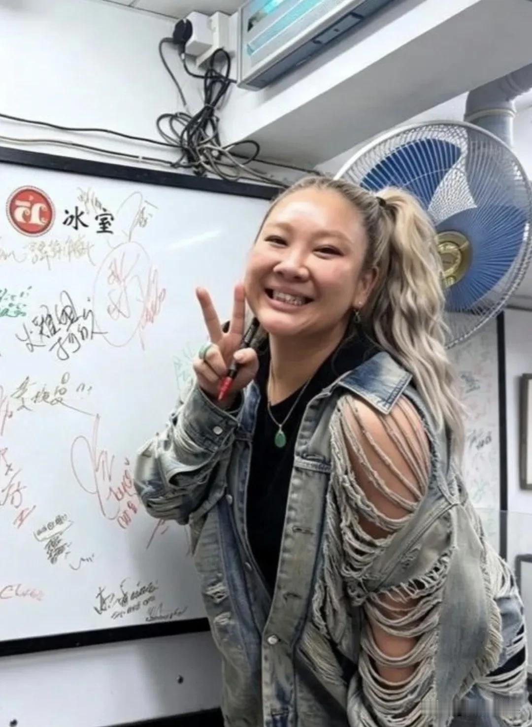 郑少秋和肥姐沈殿霞的女儿，现身一家冰室吃冰，39岁的她，变化好大。她染着一头灰