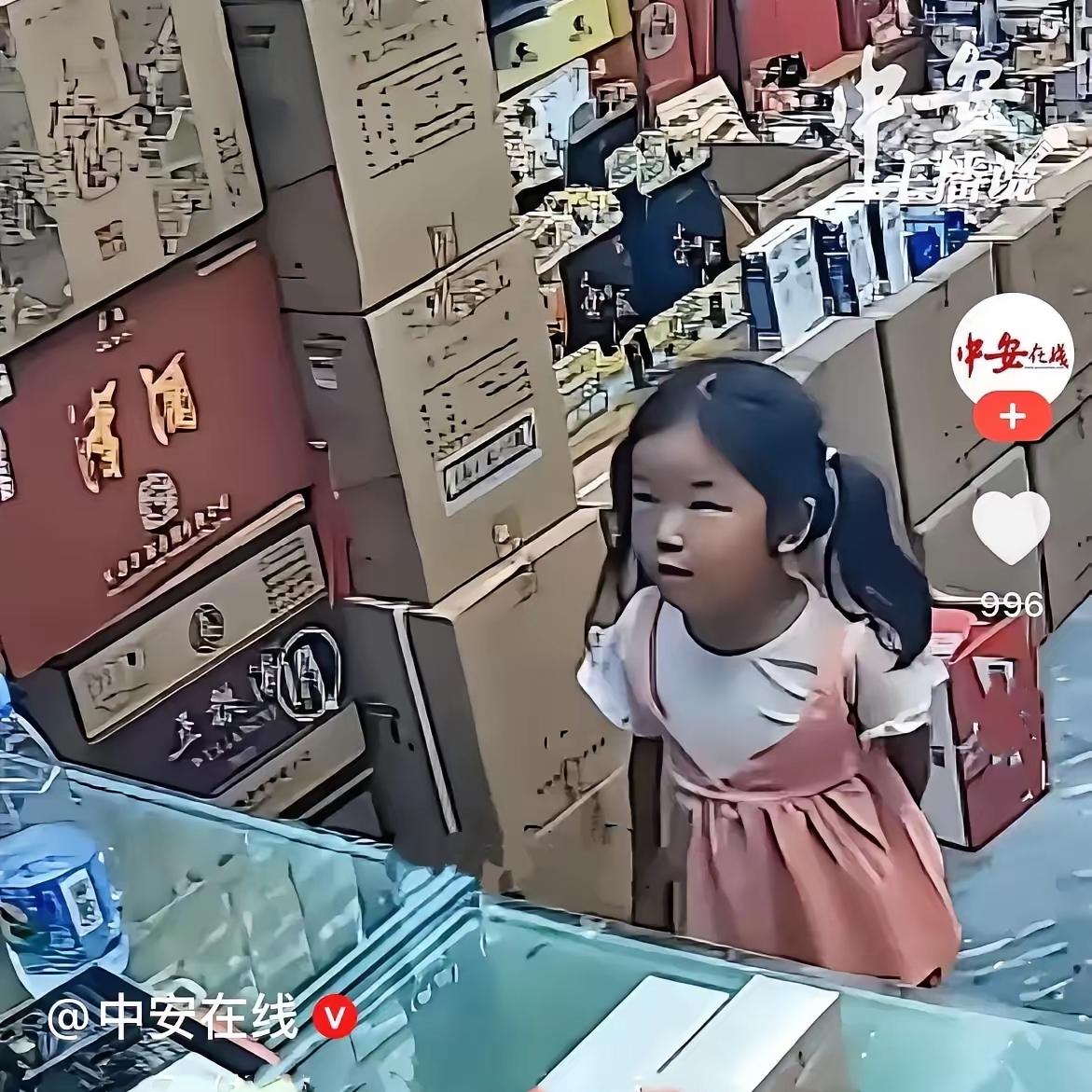 天津那位超市老板娘，7月3号那天给一个4岁的小女孩洗了澡。瞬间被这份细碎又温暖的