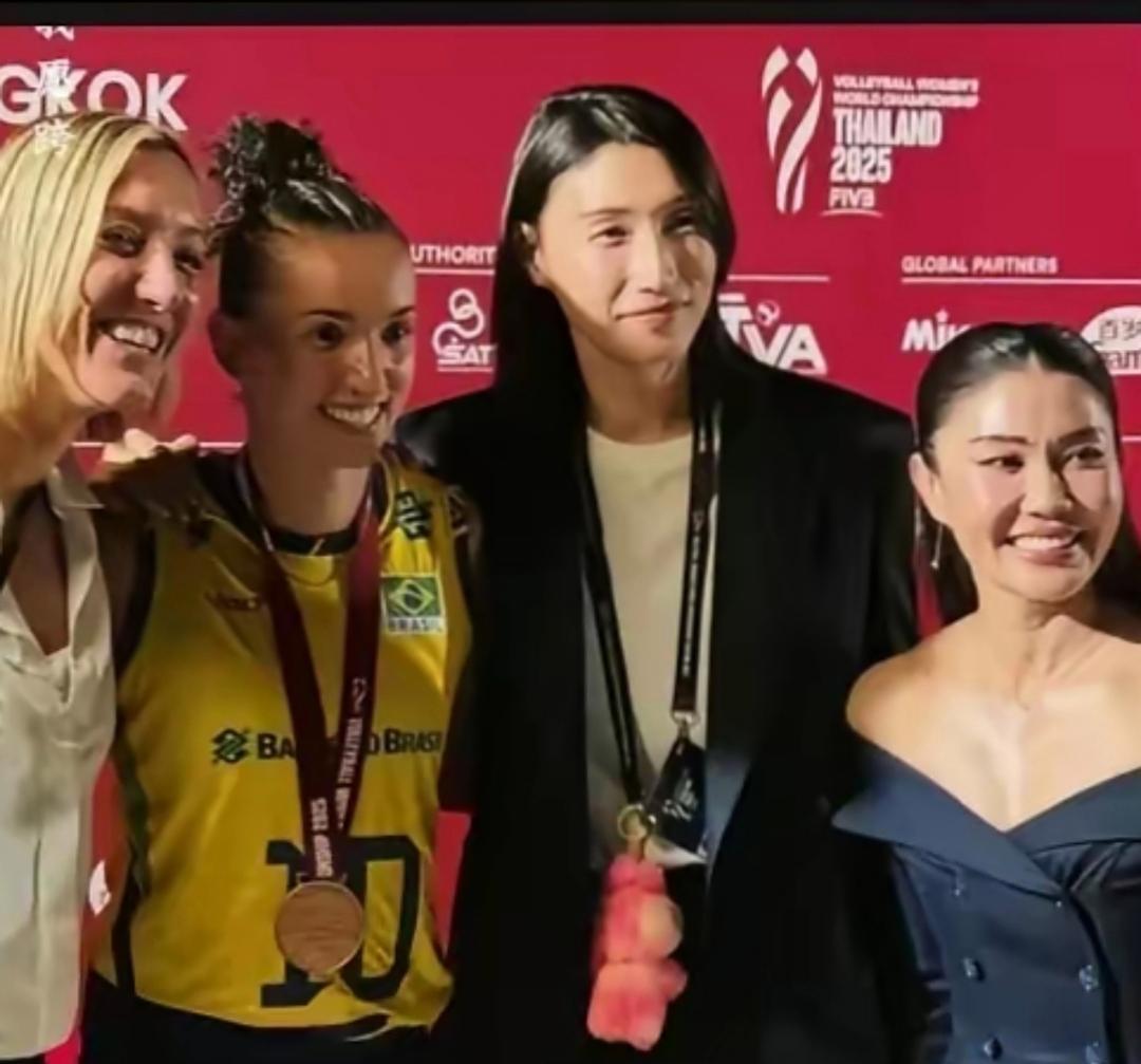 话说女排世锦赛，有人要问：国际排联为什么不邀请中国名将朱婷、张常宁出席泰国世锦赛