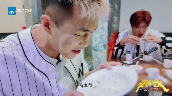 你们当中有12个人吃得很香哇哈哈哈跑男团这是集体被美食夺舍了吧？李晨郑恺左右开