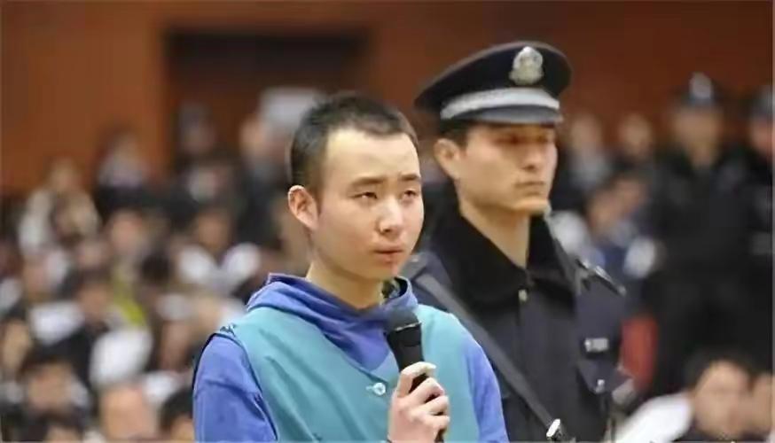 2011年，大学生药家鑫被判处死刑。临刑前，他提出捐献自己的眼角膜。然而，父亲却
