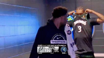 今年又白干了！爱德华兹真着急，什么时候才能称王？终场哨响，爱德华兹径直走