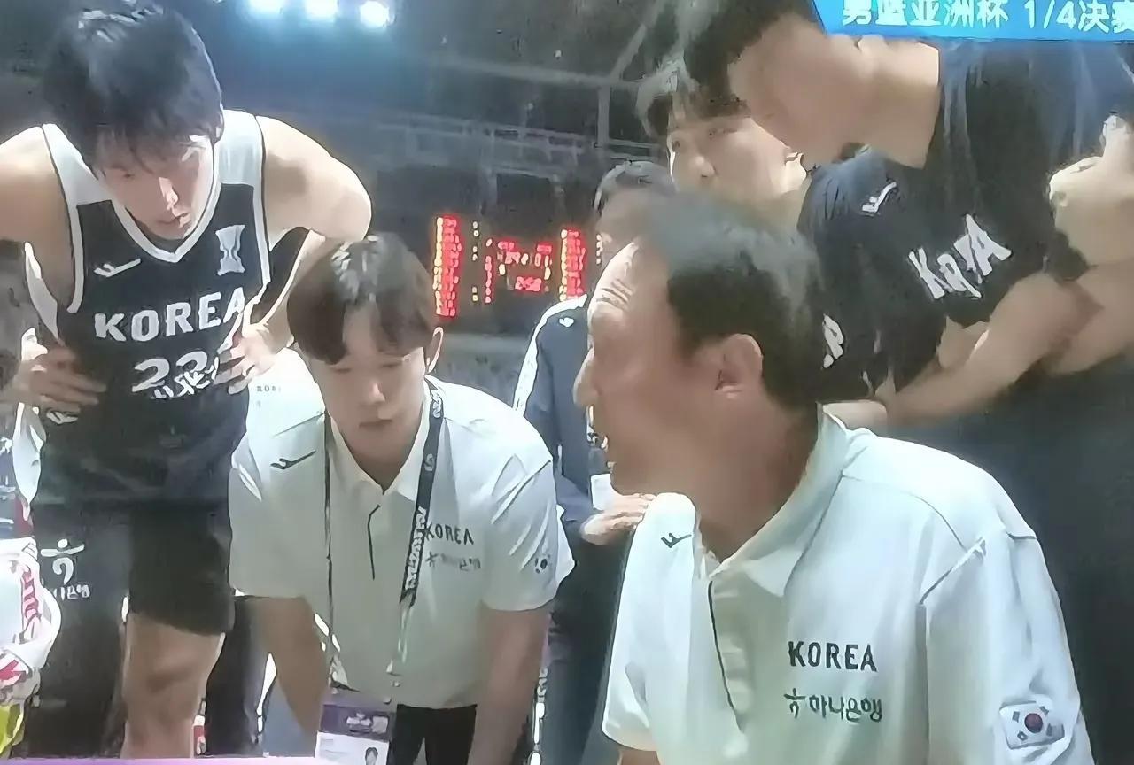 韩国队的1号哭了！为何呢？输了就输了呗，可偏有人哭了。亚洲杯，有人觉得它是鸡肋
