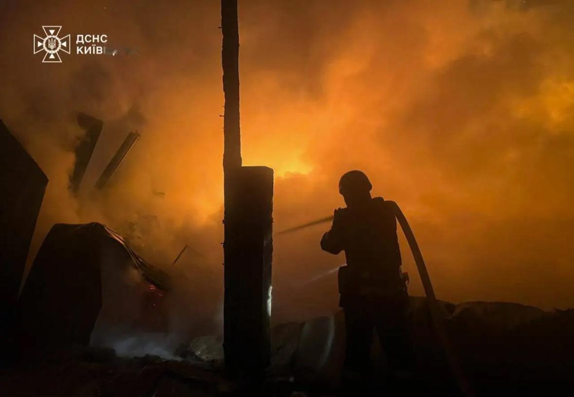 赫尔松地区，乌克兰方面表示，俄军猛烈炮击了赫尔松热电厂，至少100多枚炮弹命中了