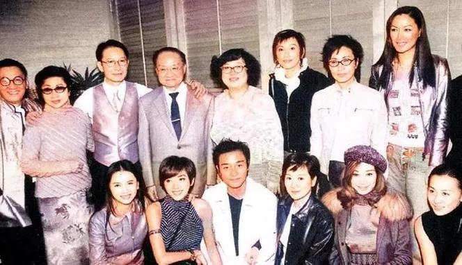 一群知名人士，我只认出，后排站在中间那位身材微胖，穿着白色上衣，戴副眼镜，笑容满