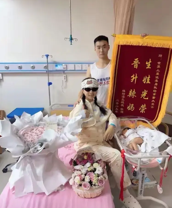 湖南，有一名护士在查房的时候，看到一对夫妻在产房里用自拍杆拍照，女子的丈夫拿着一
