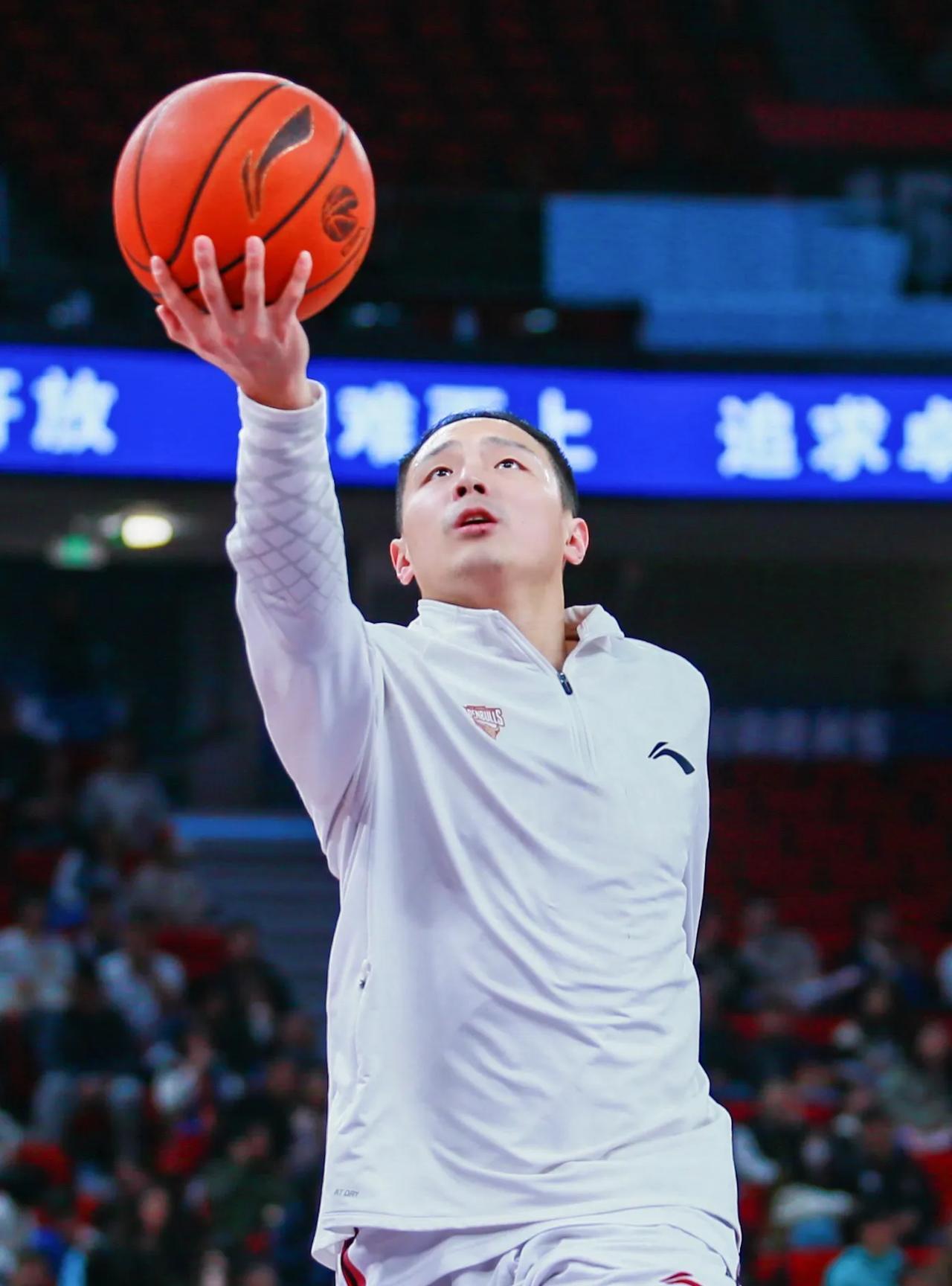 青岛给王奕博三年顶薪，青岛为什么不先签后换呢？王奕博今年26岁，有速度和控球能