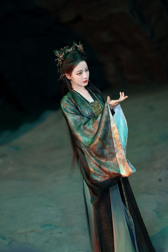 迪丽热巴贺思慕新照迪丽热巴贺思慕新照，迪丽热巴执掌乾坤，期待住万灵之主贺思慕