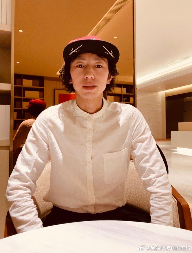 【华晨宇方再回应庞麦郎】华晨宇唱我的滑板鞋已获授权3月30日凌晨，转发微博并艾