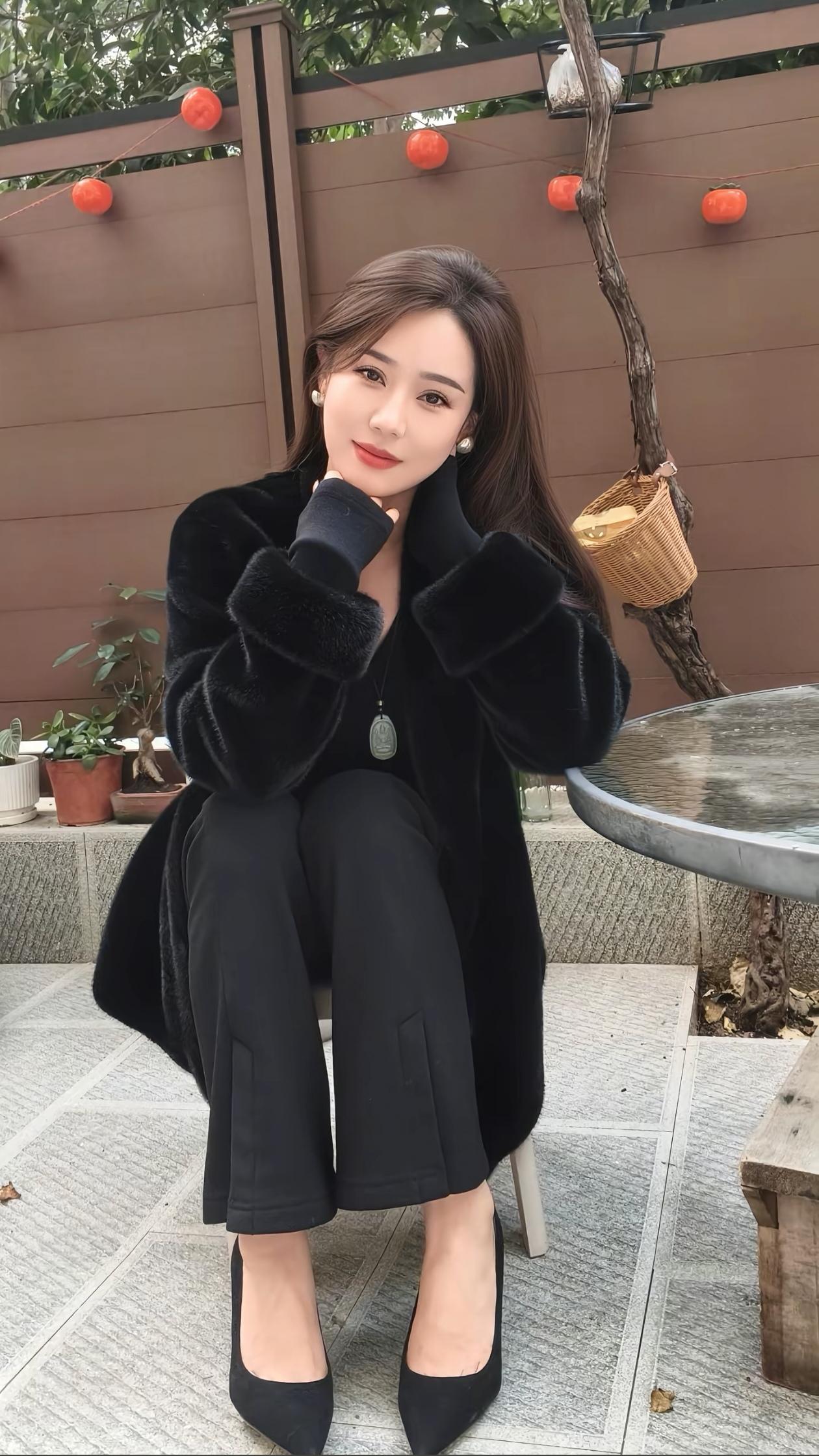 优雅黑衣女郎，沉思在秋日庭院中