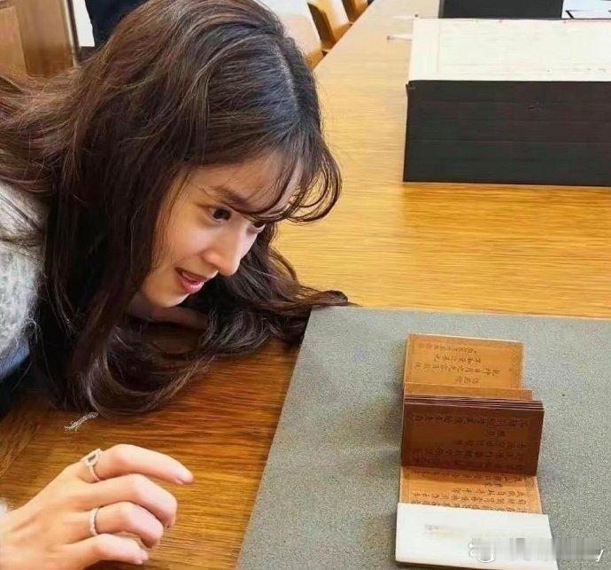 尽管年仅31岁，章泽天已现白发。然而，这并未影响她的美貌。