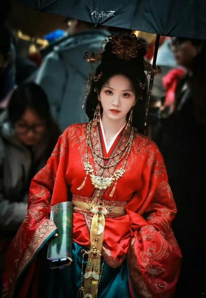 陈都灵田曦薇穿了同款裙子嘟嘟和小田继古装后又穿了同款裙子，果然美女眼光相同！陈都