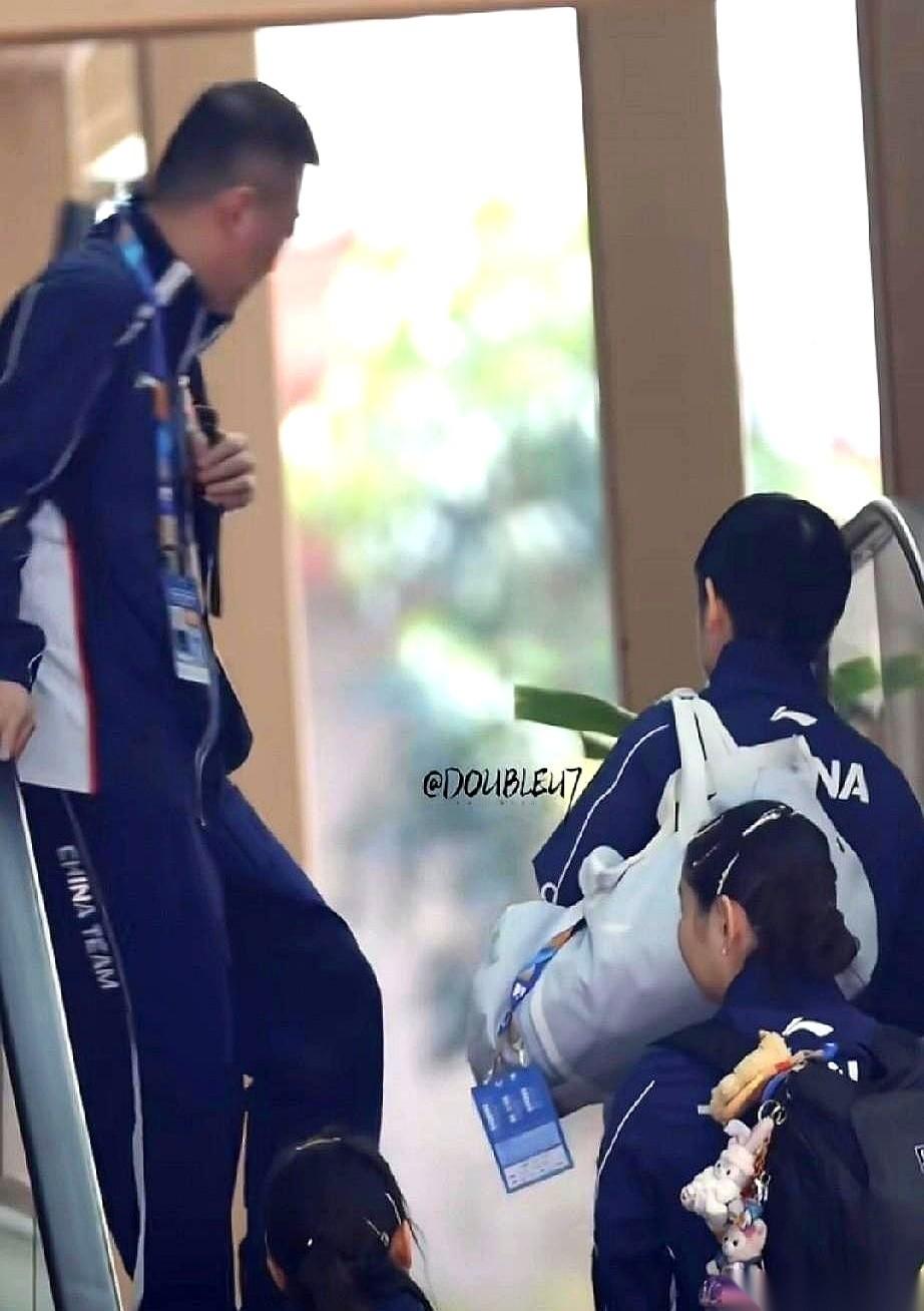 镜头给到场边，不对劲。站孙颖莎身后的那个人，不是邱贻可。是马琳。训练场是马琳