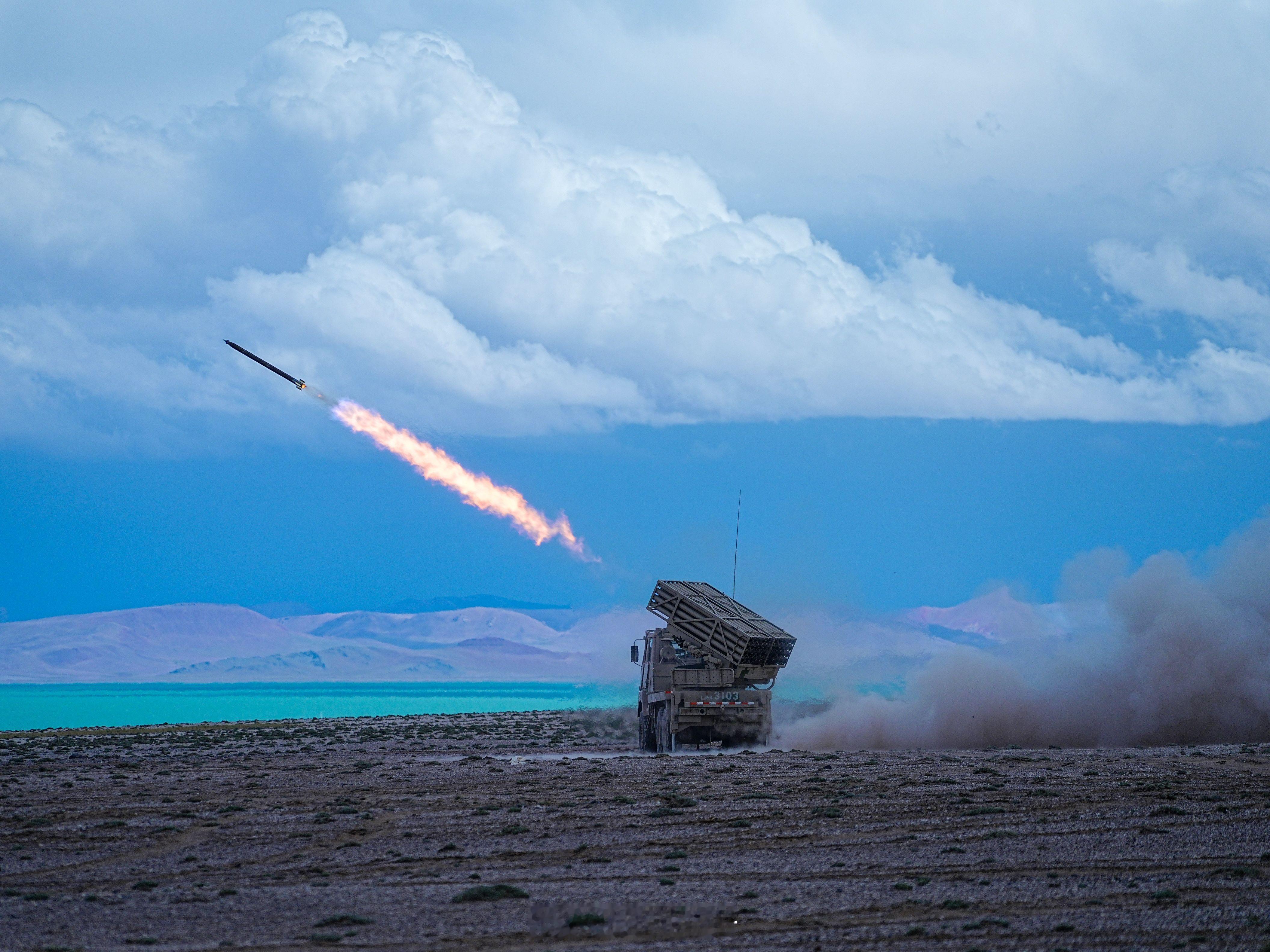 【直击现场！多型火炮高原演练火力值拉满】战车驰骋，炮声隆隆。陆军某团火力分队组织
