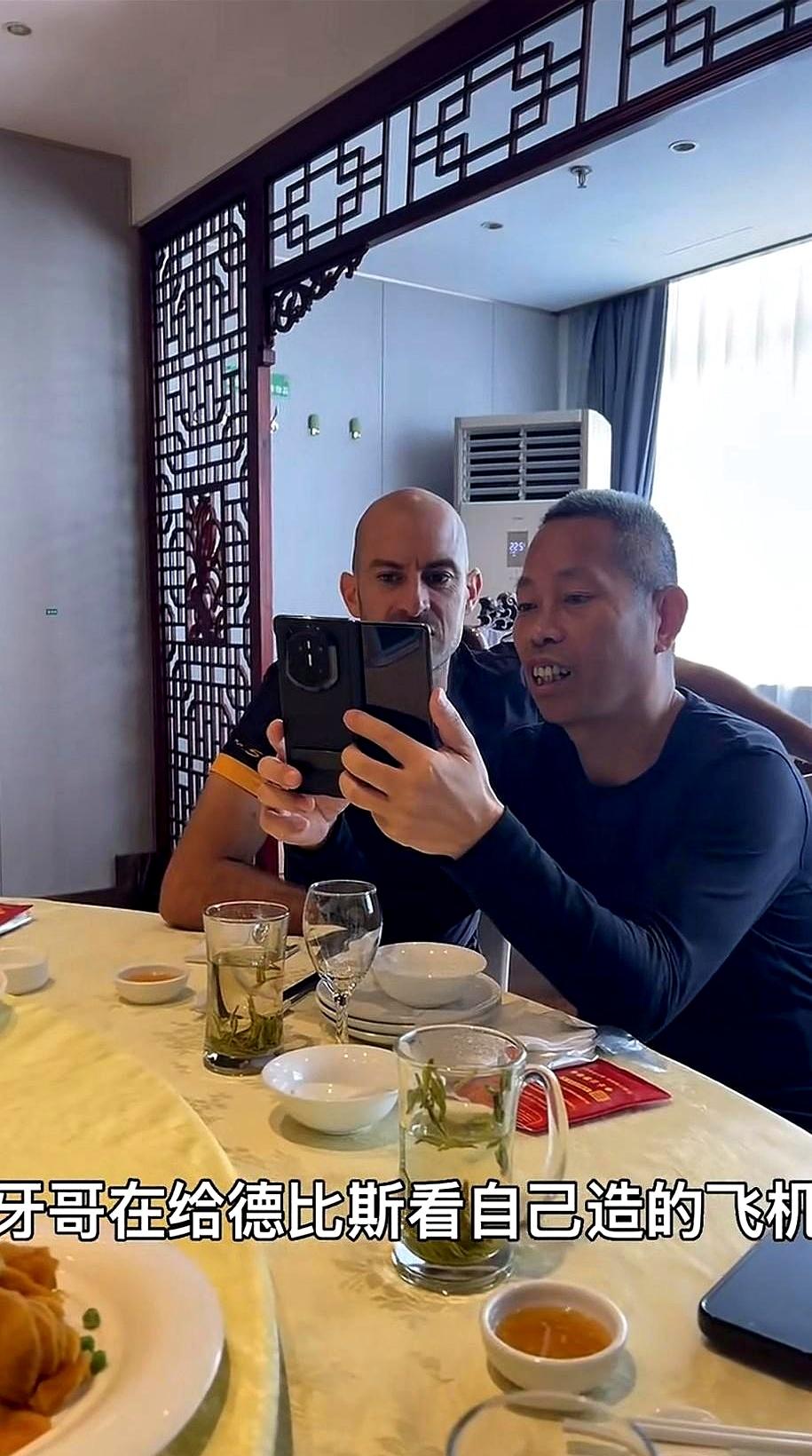 你敢信？一个开机车都能把德比斯惊到下巴掉地上的姑娘，背后大佬居然连飞机都亲手造